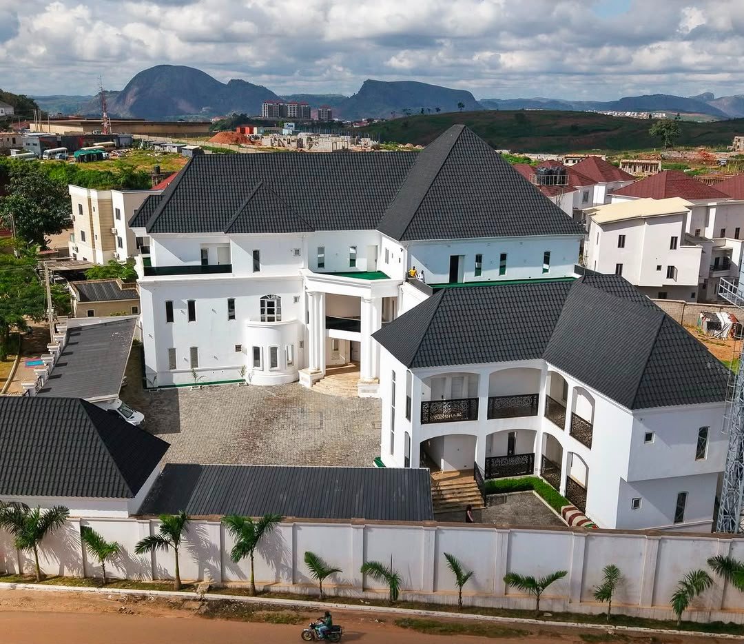 New 17-bedroom detached mansion with 6-room BQ